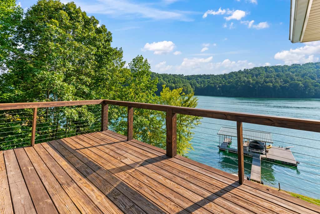 Lakefront Escape, Sleep 12, Dock, Hot Tub, Pool, Grill