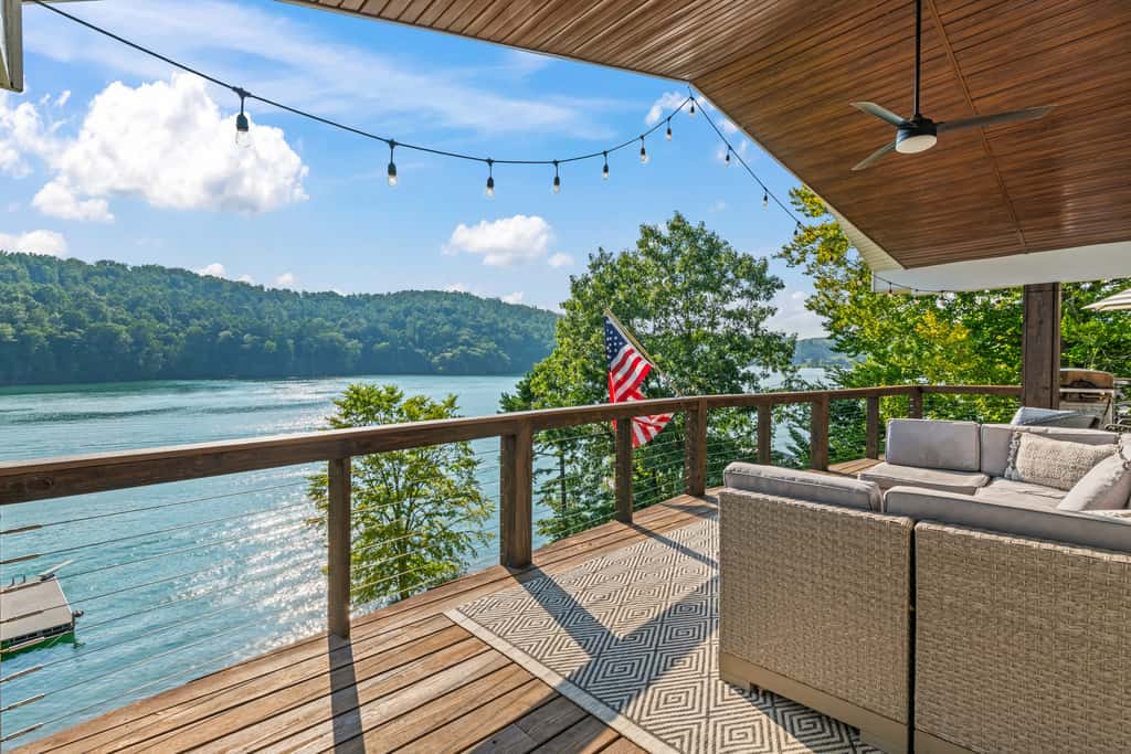 Lakefront Escape, Sleep 12, Dock, Hot Tub, Pool, Grill