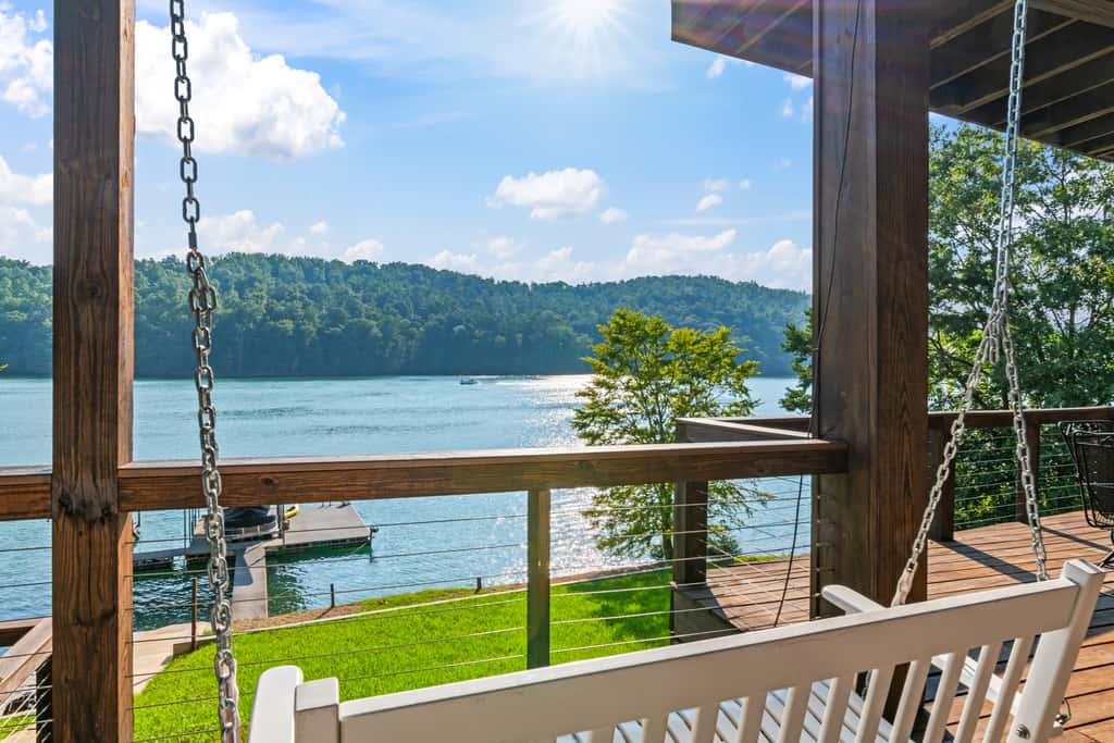 Lakefront Escape, Sleep 12, Dock, Hot Tub, Pool, Grill