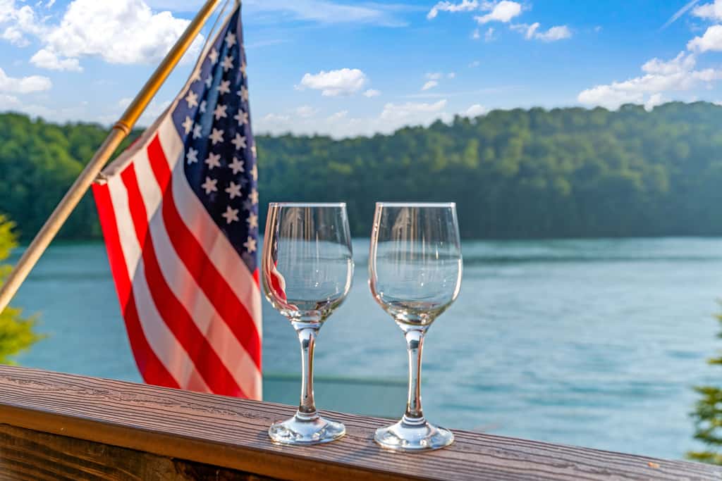 Lakefront Escape, Sleep 12, Dock, Hot Tub, Pool, Grill
