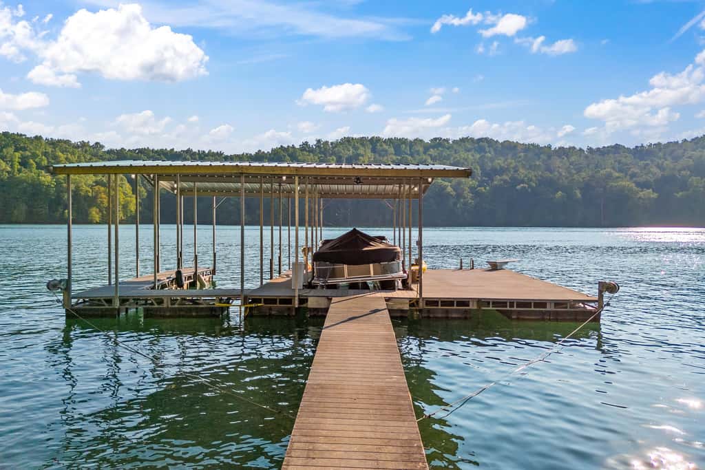 Lakefront Escape, Sleep 12, Dock, Hot Tub, Pool, Grill