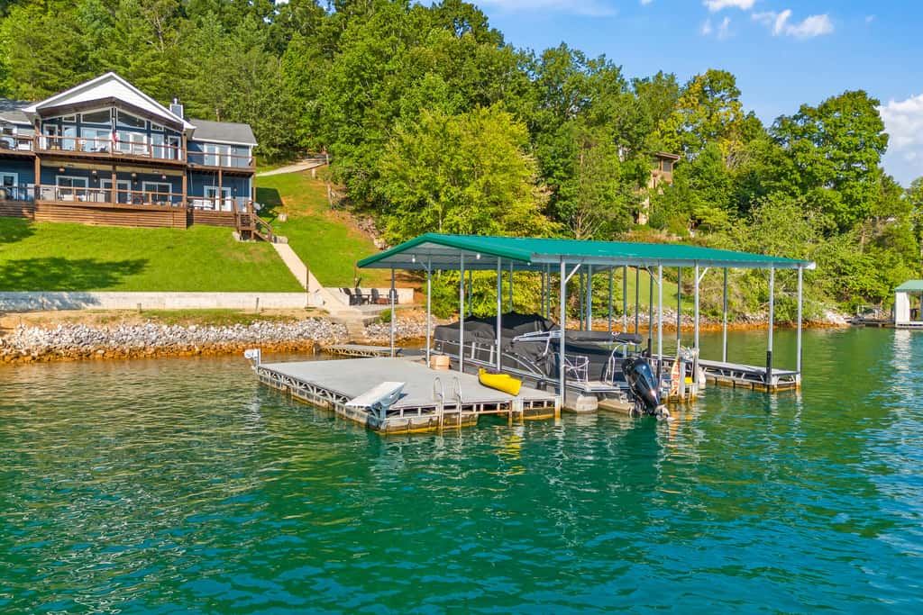 Lakefront Escape, Sleep 12, Dock, Hot Tub, Pool, Grill