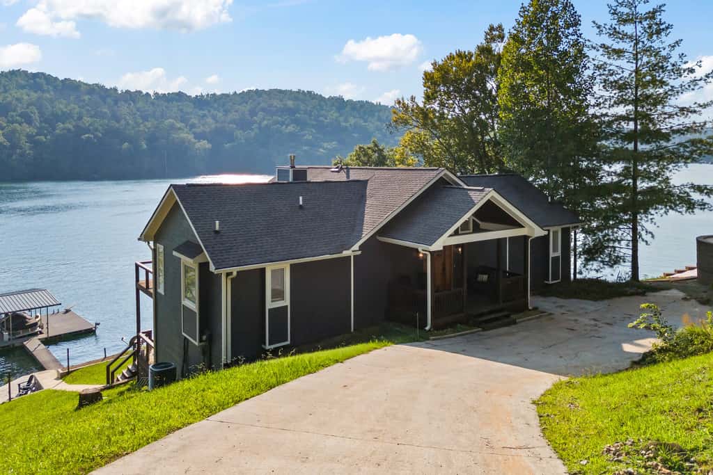 Lakefront Escape, Sleep 12, Dock, Hot Tub, Pool, Grill