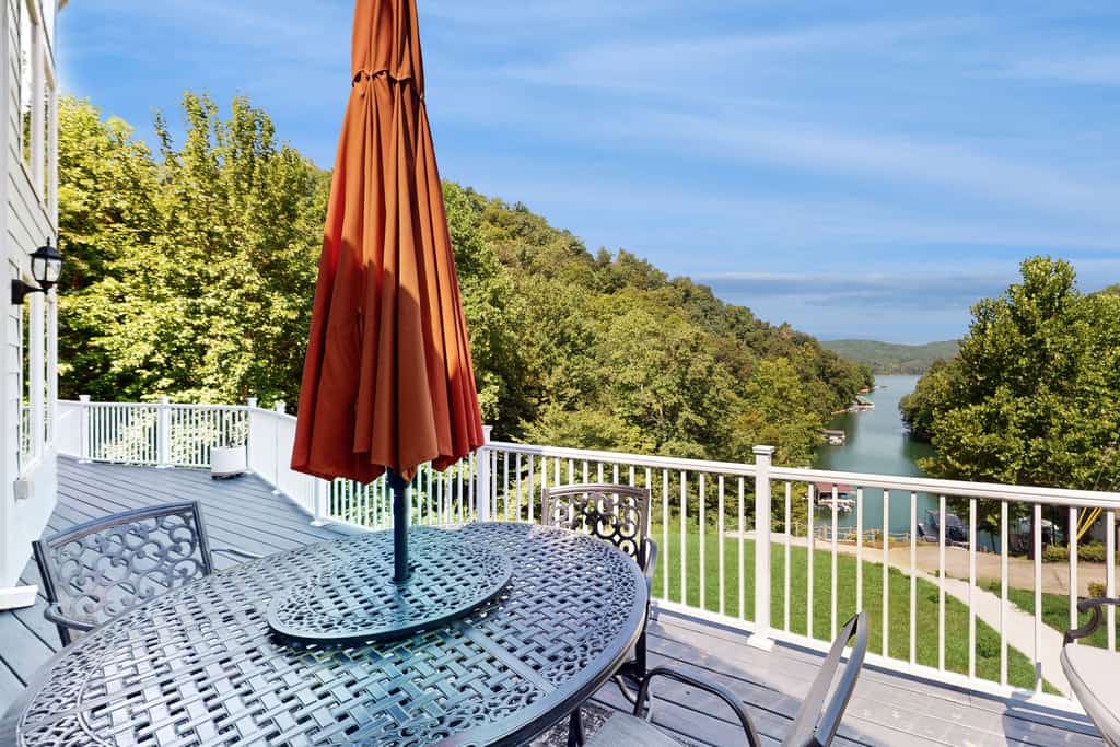 🏞️ 𝗟𝗮𝗸𝗲 𝗡𝗼𝗿𝗿𝗶𝘀 𝗗𝗿𝗲𝗮𝗺 𝗟𝗮𝗸𝗲𝗵𝗼𝘂𝘀𝗲
Lakefront getaway on Norris Lake in Maynardville, TN with private dock, direct water access, and water toys. This vacation rental sleeps 8 and features lake views, wraparound deck, grill, gas fire table, and waterfront dining. Enjoy a game room with pool table, foosball, PS3, smart TVs, fireplaces, fast 1GB WiFi, and a fully equipped kitchen. Perfect for family vacations, lake trips, and group stays.