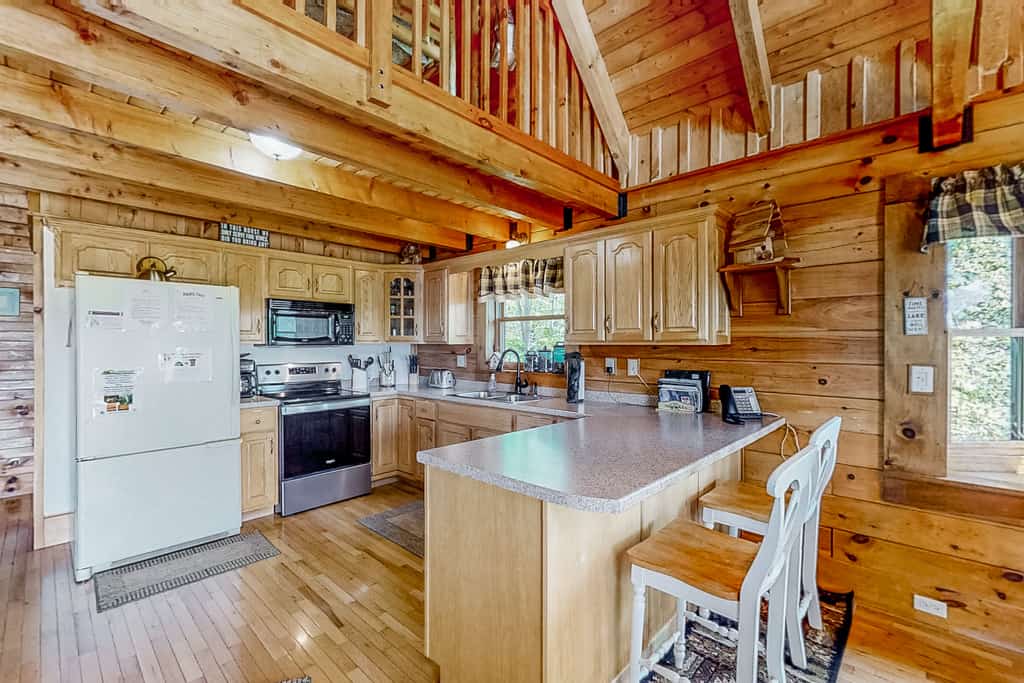 🏞️ 𝗘𝗮𝗴𝗹𝗲𝘀 𝗡𝗲𝘀𝘁
Escape to this stunning lakeview cabin on Norris Lake in New Tazewell, TN. This spacious 4BR cabin sleeps 10 and features panoramic lake and mountain views, a private hot tub, pool table, stone fireplace, and open-concept great room. Near marinas, boating, and outdoor adventures. Perfect for families, groups, and peaceful Tennessee getaways.