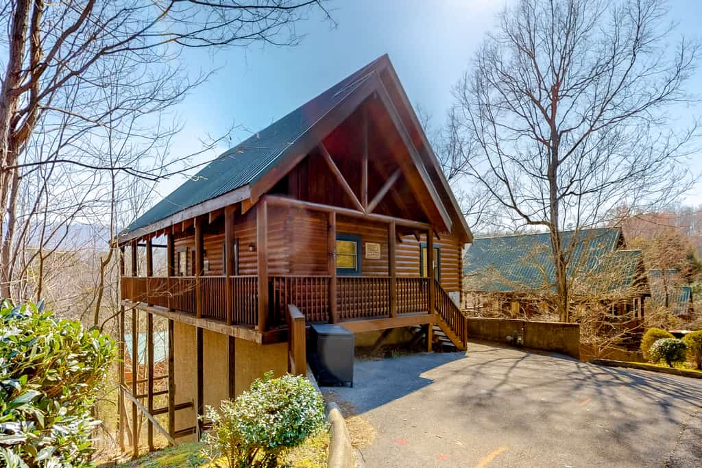 Elegant 2 Story Cabin, Sleeps 6, Hot Tub, Pool Table
