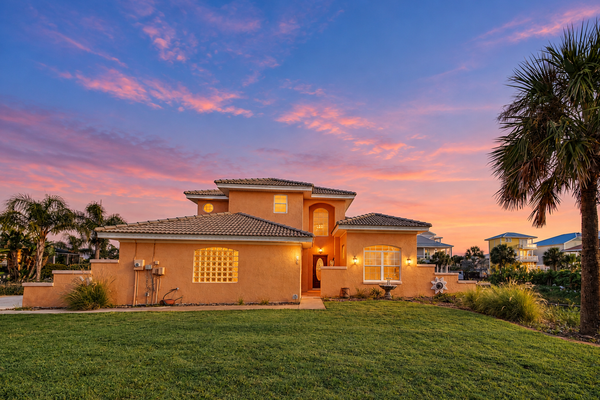 "Coral Casa" Amazing Pool House next to the Beach! 3 Min Walk! Awesome Pool!