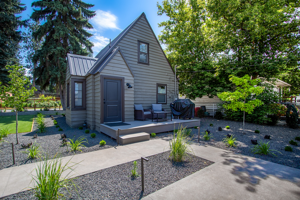 Downtown CDA Cottage, Deck, Fire Table & Grill