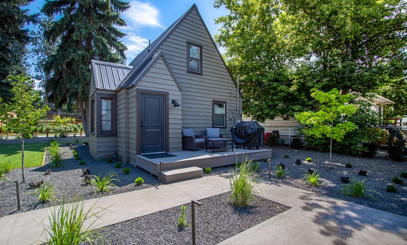 Set in the heart of Coeur d’Alene, this 2-bedroom, 1-bathroom home puts you close to the city’s lakefront, parks, dining, and downtown attractions. Spend the day exploring nearby trails and waterfront spots, then unwind on the private deck with a fire table and gas grill. Inside, you’ll find a comfortable living space and fully equipped kitchen, making it easy to enjoy both short getaways and longer stays.