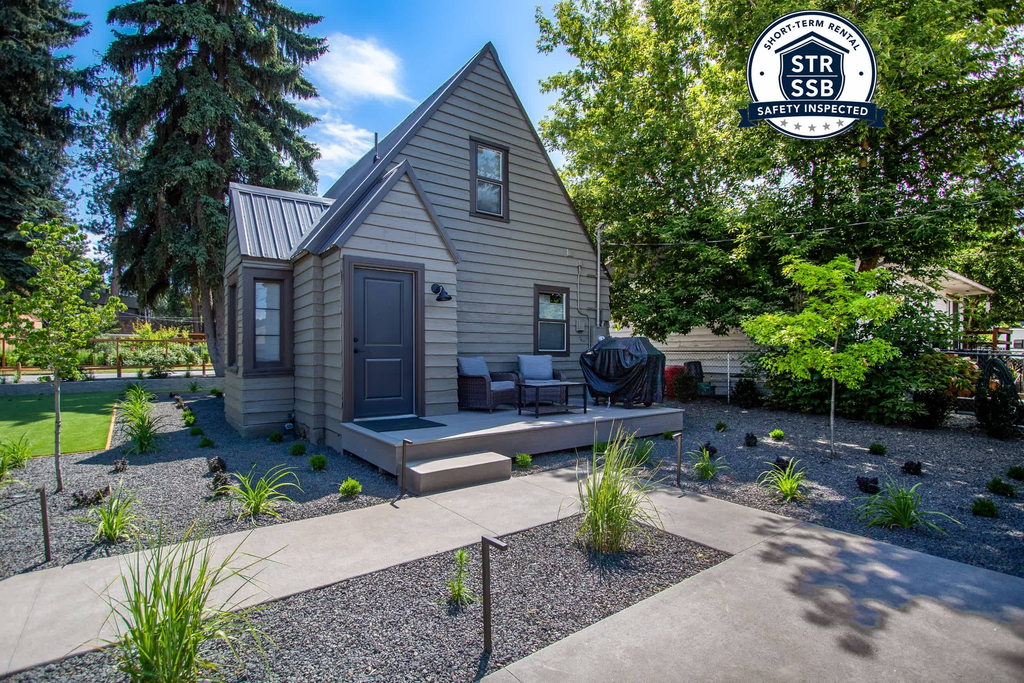 Downtown CDA Cottage, Deck, Fire Table & Grill