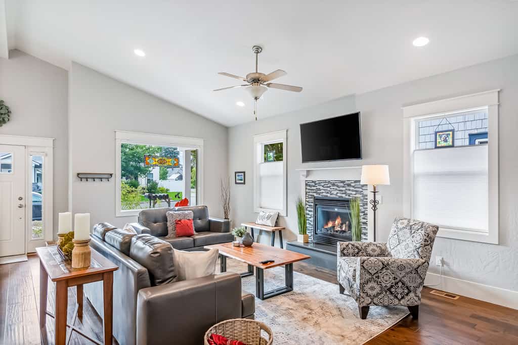 Wake up to a light-filled 4-bedroom home where groups actually want to stay together. Vaulted ceilings, an open floor plan, a warm gas fireplace, and a backyard fire pit built for storytelling—this is where Coeur d'Alene family vacations come to life. Sleeps 10 across 4 bedrooms and 2 bathrooms, walkable to downtown, minutes from Lake Coeur d'Alene.