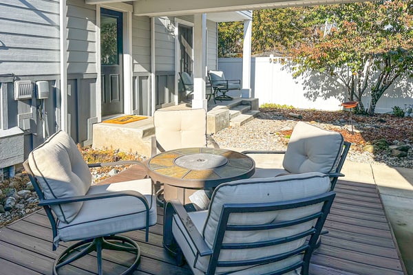 Welcome to this spacious 4-bedroom, 2.5-bathroom Coeur d’Alene home, thoughtfully designed for families and groups. Enjoy a light-filled open floor plan with vaulted ceilings, a warm gas fireplace, fully equipped kitchen, and comfortable gathering spaces. Step outside to a private backyard with a fire pit, BBQ grill, and outdoor seating—perfect for storytelling and making memories. Walkable to downtown and just minutes from Lake Coeur d’Alene.