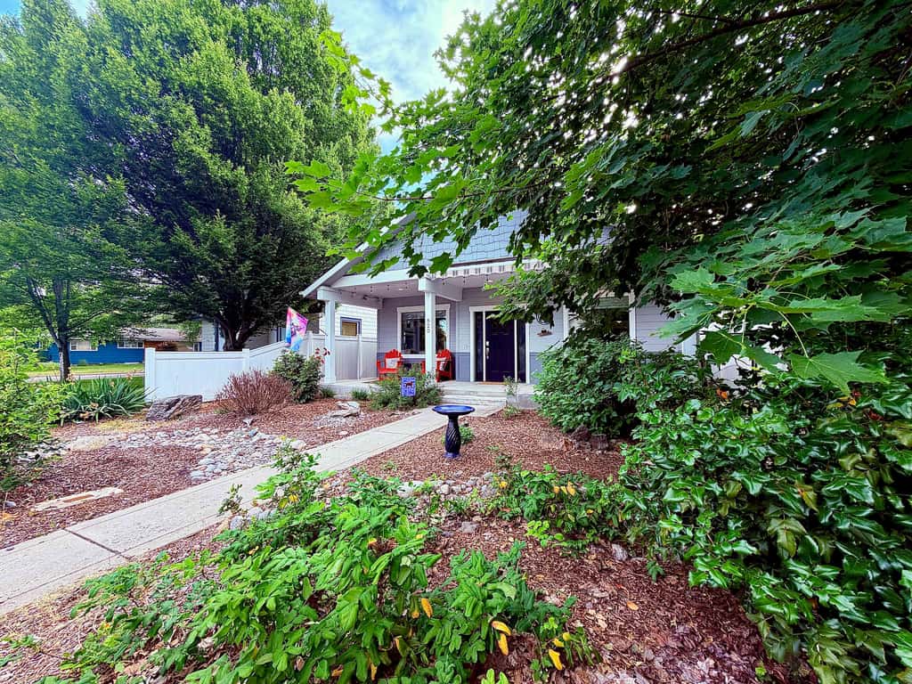 Spacious CDA Getaway | Fire Pit, BBQ & Backyard