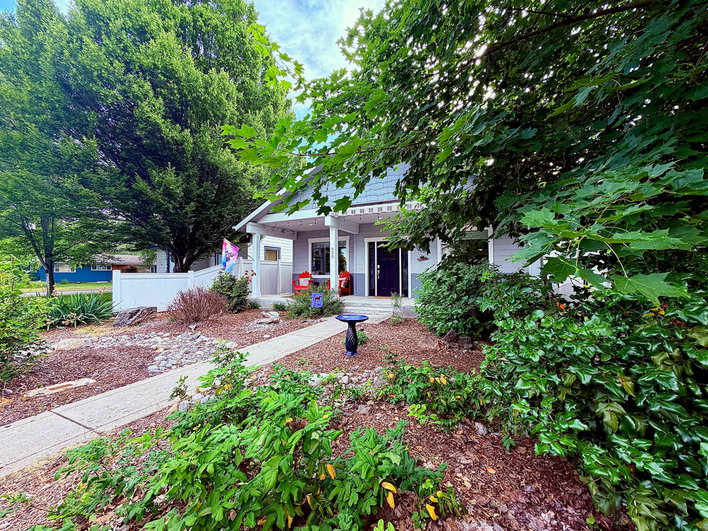 Spacious CDA Getaway | Fire Pit, BBQ & Backyard