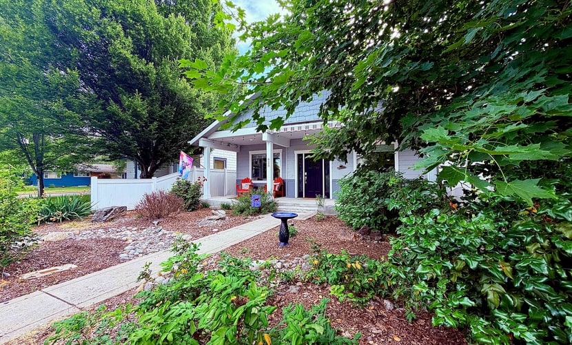 Wake up to a light-filled 4-bedroom home where groups actually want to stay together. Vaulted ceilings, an open floor plan, a warm gas fireplace, and a backyard fire pit built for storytelling—this is where Coeur d'Alene family vacations come to life. Sleeps 10 across 4 bedrooms and 2 bathrooms, walkable to downtown, minutes from Lake Coeur d'Alene.