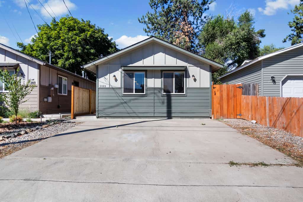 Warm, Modern Pet-Friendly Home in Quiet North Coeur d'Alene. Two king beds, fully fenced backyard with fire pit, well-equipped kitchen, and easy access to downtown CDA, Lake Coeur d'Alene, and year-round adventures. Perfect base for pet owners, small families, and groups of friends. One bathroom. Free parking and private entrance.