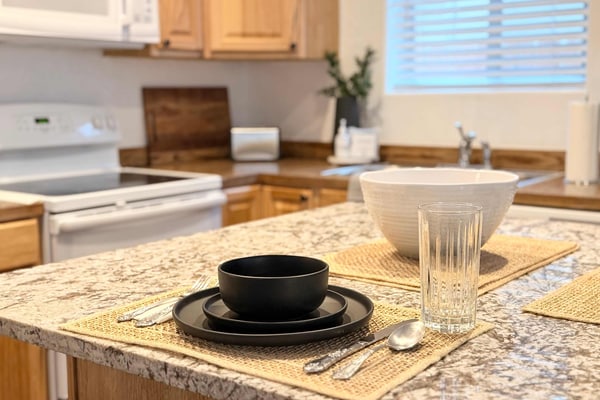 Enjoy a relaxing stay in this modern 2-bedroom, 2-bathroom home in North Coeur d’Alene. The inviting space features a fully equipped kitchen, comfortable living areas, and in-home laundry. Step outside to a private fenced backyard with a fire pit, perfect for relaxing or enjoying time with your pets. Conveniently located near downtown Coeur d’Alene, Lake Coeur d’Alene, restaurants, shopping, and outdoor activities.