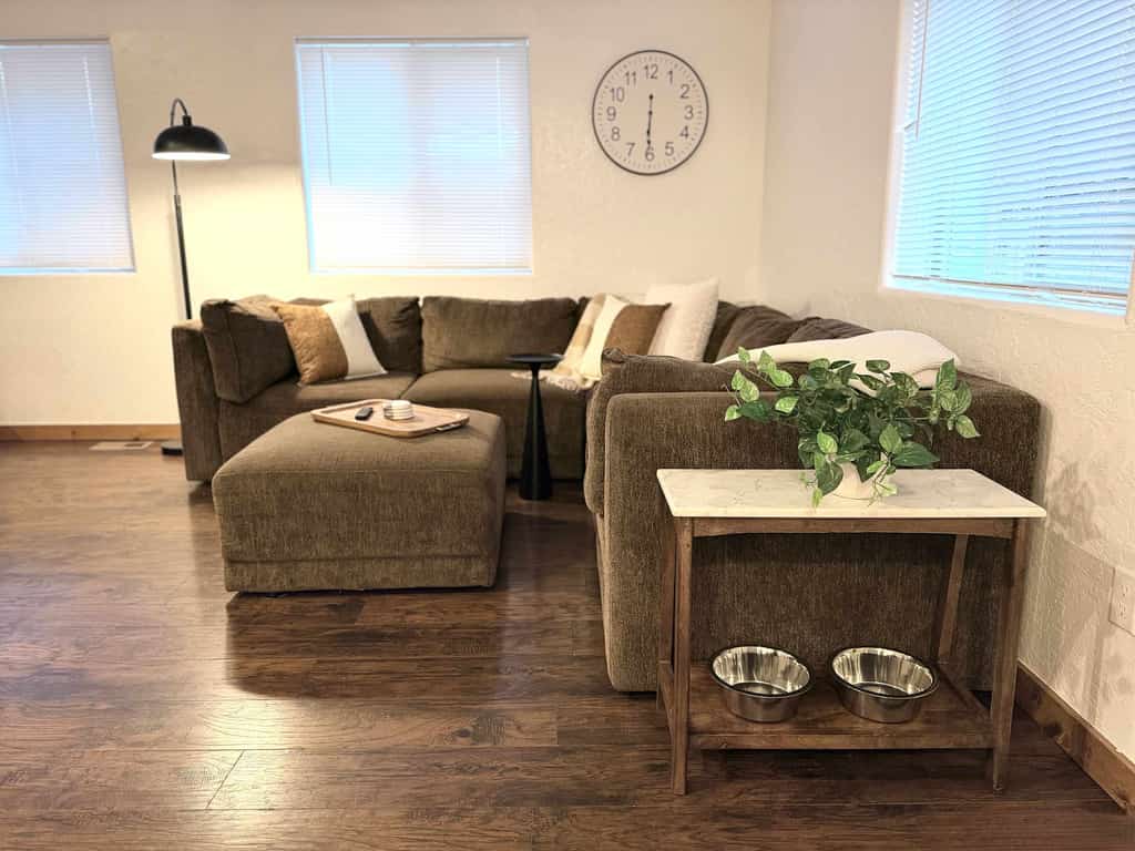 Warm, Modern Pet-Friendly Home in Quiet North Coeur d'Alene. Two king beds, fully fenced backyard with fire pit, well-equipped kitchen, and easy access to downtown CDA, Lake Coeur d'Alene, and year-round adventures. Perfect base for pet owners, small families, and groups of friends. One bathroom. Free parking and private entrance.