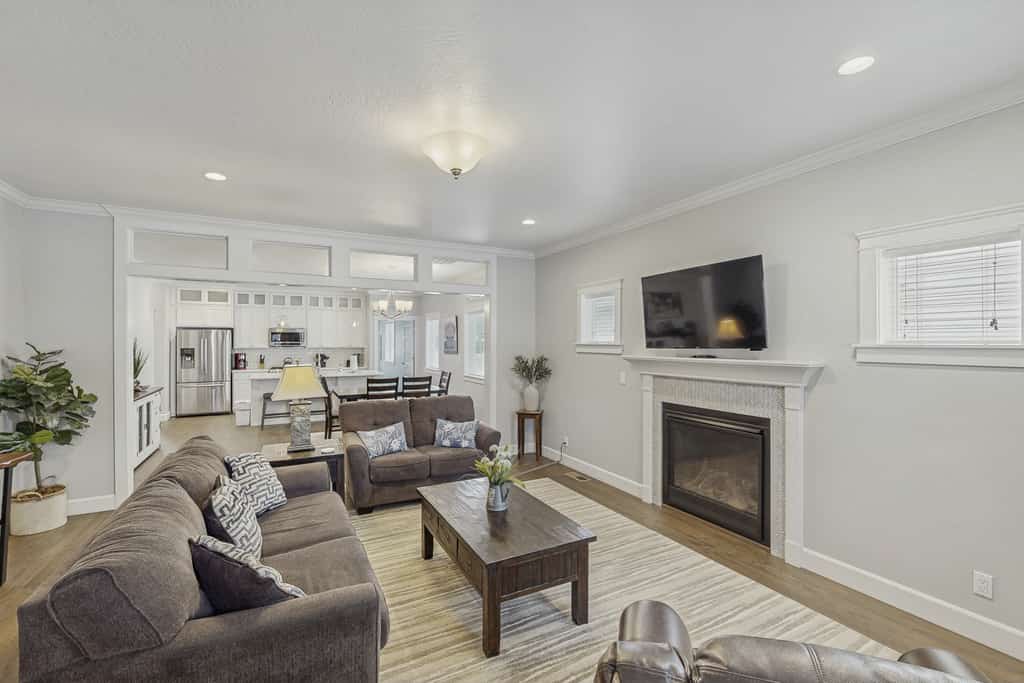Enjoy a comfortable stay in this modern 3-bedroom, 3-bathroom single-level home in Midtown Coeur d’Alene. The open-concept space features a fully equipped kitchen, cozy living room with a gas fireplace and Smart TV, plus a private backyard with BBQ. Set in a quiet neighborhood near downtown, cafés, shops, and the lakefront. With a private 2-car garage, central AC, and in-home laundry, it’s a great home base for your Coeur d’Alene getaway!