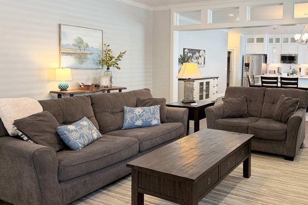Enjoy a comfortable stay in this modern 4-bedroom, 3-bathroom single-level home in Midtown Coeur d’Alene. The open-concept space features a fully equipped kitchen, cozy living room with a gas fireplace and Smart TV, plus a private backyard with BBQ. Set in a quiet neighborhood near downtown, cafés, shops, and the lakefront. With a private 2-car garage, central AC, and in-home laundry, it’s a great home base for your Coeur d’Alene getaway!