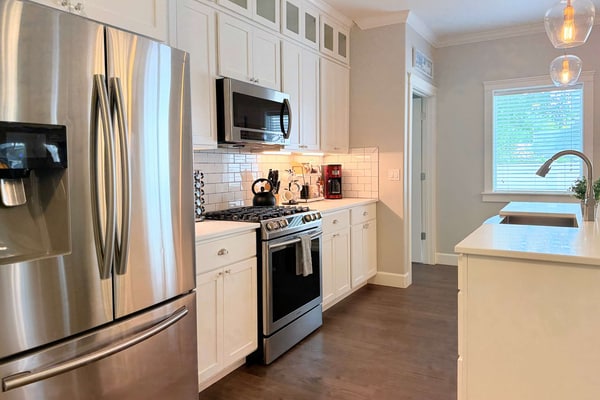 Enjoy a comfortable stay in this modern 4-bedroom, 3-bathroom single-level home in Midtown Coeur d’Alene. The open-concept space features a fully equipped kitchen, cozy living room with a gas fireplace and Smart TV, plus a private backyard with BBQ. Set in a quiet neighborhood near downtown, cafés, shops, and the lakefront. With a private 2-car garage, central AC, and in-home laundry, it’s a great home base for your Coeur d’Alene getaway!
