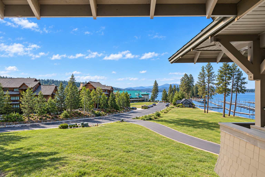 Modern Lakefront Condo with Balcony & Pool Access