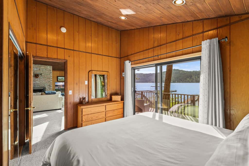 Cozy Lakefront Cabin | Private Dock, Kayaks & BBQ