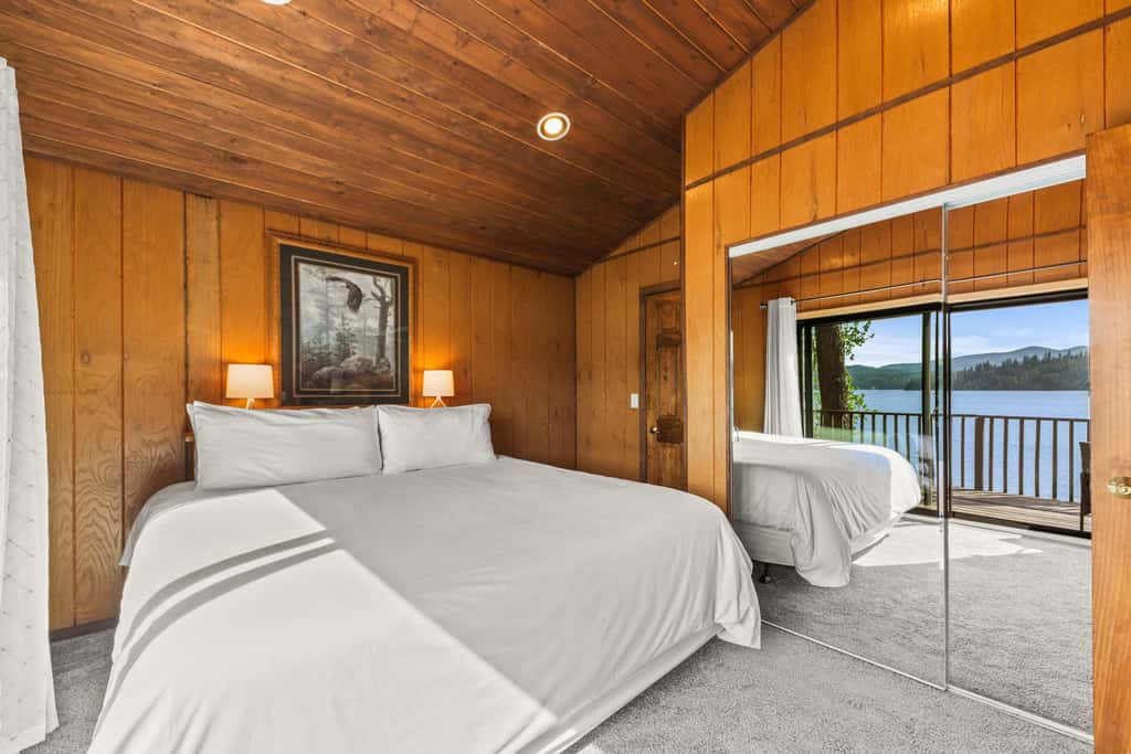 Cozy Lakefront Cabin | Private Dock, Kayaks & BBQ