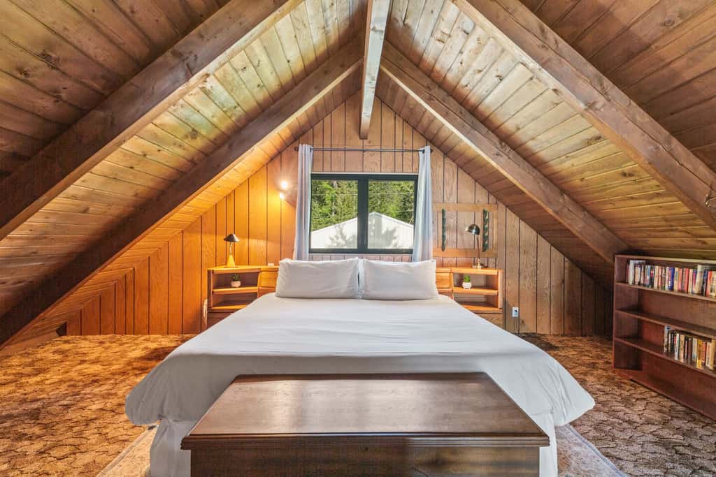 Cozy Lakefront Cabin | Private Dock, Kayaks & BBQ