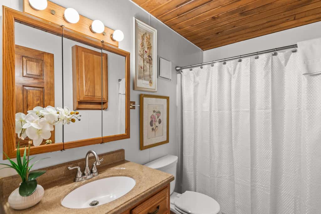 Cozy Lakefront Cabin | Private Dock, Kayaks & BBQ
