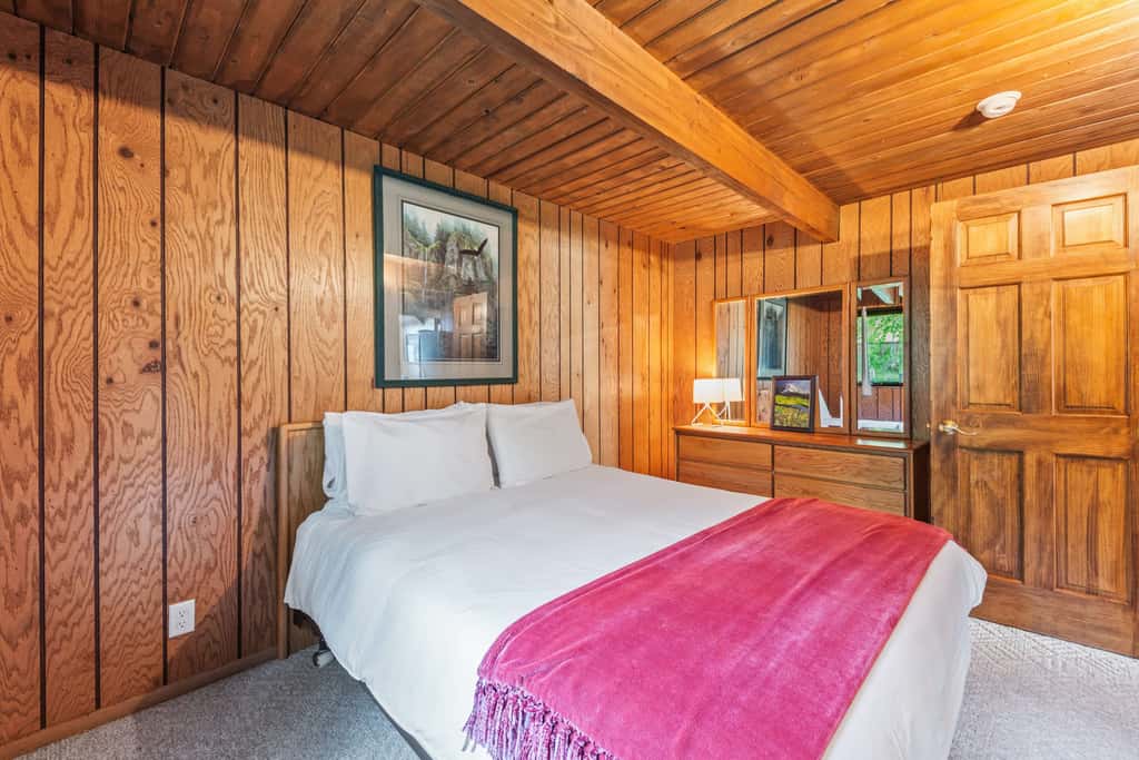 Cozy Lakefront Cabin | Private Dock, Kayaks & BBQ