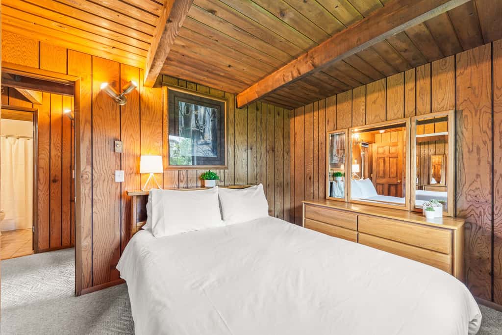 Cozy Lakefront Cabin | Private Dock, Kayaks & BBQ