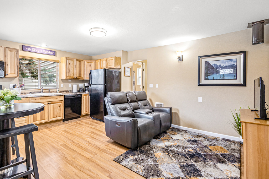 Charming Cozy Bungalow | Private Yard & BBQ Grill