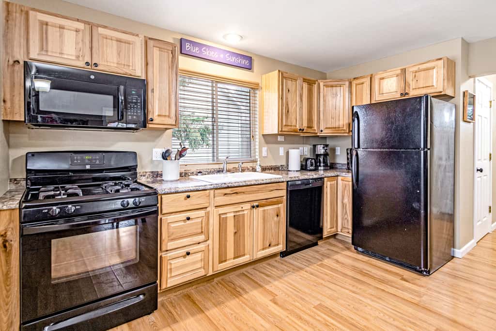 Charming Cozy Bungalow | Private Yard & BBQ Grill