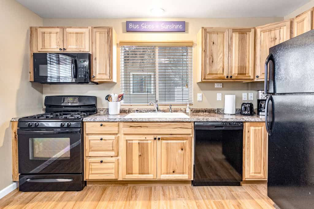 Escape to our charming Coeur d'Alene bungalow, a perfect blend of comfort and style. Enjoy a prime location near restaurants, coffee shops, boutiques, and dozens of other local favorites. Experience the best of Coeur d'Alene from this inviting retreat.
