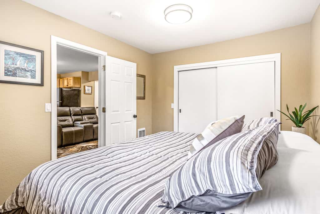 Enjoy a charming stay in this cozy Coeur d’Alene bungalow, perfect for up to 2 guests. The home features a comfortable living area, full kitchen, king bedroom, dedicated workspace, and in-home washer and dryer. Outside, relax in the spacious fenced backyard with a BBQ grill. Located less than a mile from Sherman Avenue, you’ll be close to downtown, Lake Coeur d’Alene, City Beach, McEuen Park, and Tubbs Hill. Pets are welcome!