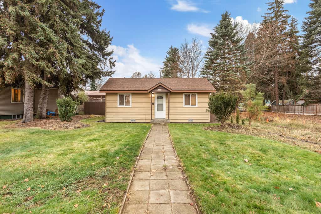Escape to our charming Coeur d'Alene bungalow, a perfect blend of comfort and style. Enjoy a prime location near restaurants, coffee shops, boutiques, and dozens of other local favorites. Experience the best of Coeur d'Alene from this inviting retreat.