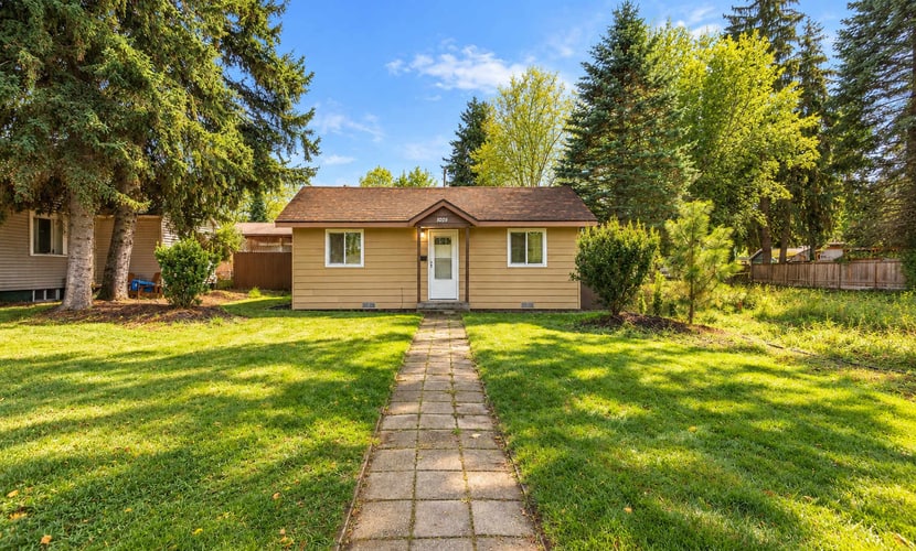 Let your dog run in the spacious fenced backyard, fire up the BBQ grill, then stroll less than a mile to Sherman Avenue for dinner and coffee. We're so happy to host you in our cozy Coeur d'Alene bungalow on a quiet, tree-lined street. It has 1 bedroom with a king bed and 1 bathroom, sleeps 2, and your pets are welcome.