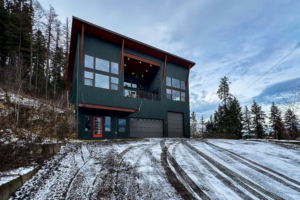 Escape to this stunning riverview house in Coeur d Alene featuring breathtaking mountain scenery and a private balcony. Perfect for families, this home offers a peaceful backyard, modern amenities, and easy access to local beaches, golf, and shopping. Whether you are cycling by the river or relaxing with board games, our home provides the ultimate Idaho retreat. Enjoy a fully equipped kitchen, comfortable king beds, and a laptop friendly workspace in a prime location designed for your perfect getaway.