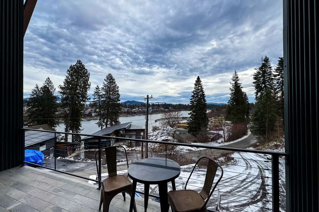 Escape to this stunning riverview house in Coeur d Alene featuring breathtaking mountain scenery and a private balcony. Perfect for families, this home offers a peaceful backyard, modern amenities, and easy access to local beaches, golf, and shopping. Whether you are cycling by the river or relaxing with board games, our home provides the ultimate Idaho retreat. Enjoy a fully equipped kitchen, comfortable king beds, and a laptop friendly workspace in a prime location designed for your perfect getaway.