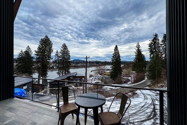Escape to this stunning riverview house in Coeur d Alene featuring breathtaking mountain scenery and a private balcony. Perfect for families, this home offers a peaceful backyard, modern amenities, and easy access to local beaches, golf, and shopping. Whether you are cycling by the river or relaxing with board games, our home provides the ultimate Idaho retreat. Enjoy a fully equipped kitchen, comfortable king beds, and a laptop friendly workspace in a prime location designed for your perfect getaway.