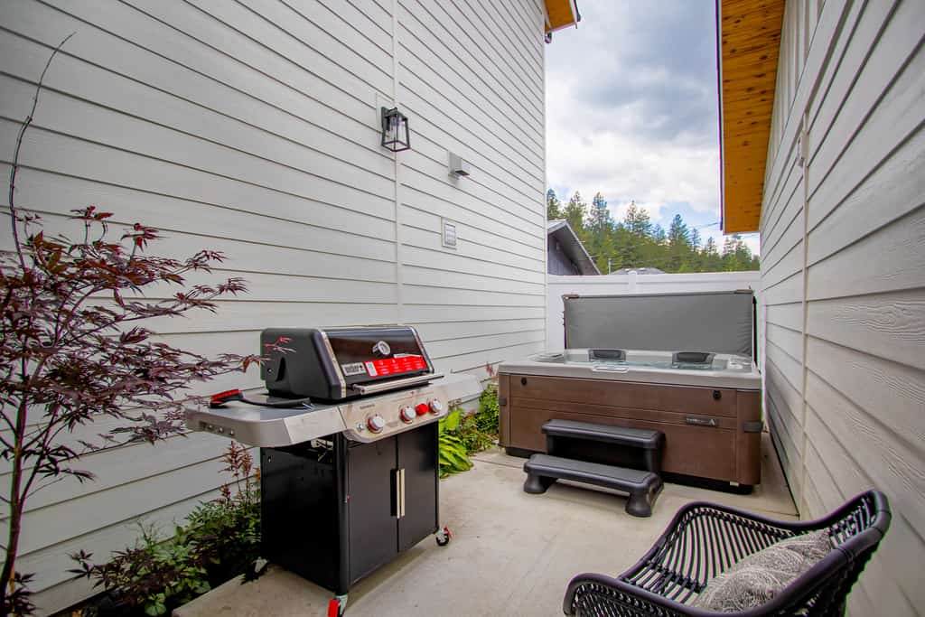 Make yourself at home in this spacious 3-bedroom + loft, 2.5-bathroom retreat just minutes from downtown Coeur d’Alene and the lake. Enjoy an open-concept living space, well-equipped kitchen, cozy fireplace, private hot tub, and inviting outdoor area. With bikes, garage parking, and a prime location near Tubbs Hill, McEuen Park, restaurants, cafés, and boutiques, it’s an ideal home base for a memorable CDA getaway.