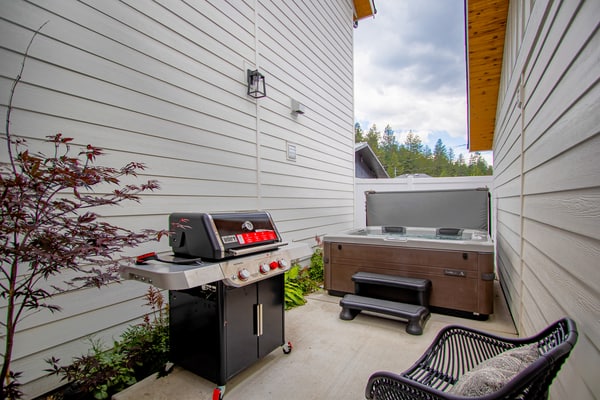 Make yourself at home in this spacious 3-bedroom + loft, 2.5-bathroom retreat just minutes from downtown Coeur d’Alene and the lake. Enjoy an open-concept living space, well-equipped kitchen, cozy fireplace, private hot tub, and inviting outdoor area. With bikes, garage parking, and a prime location near Tubbs Hill, McEuen Park, restaurants, cafés, and boutiques, it’s an ideal home base for a memorable CDA getaway.