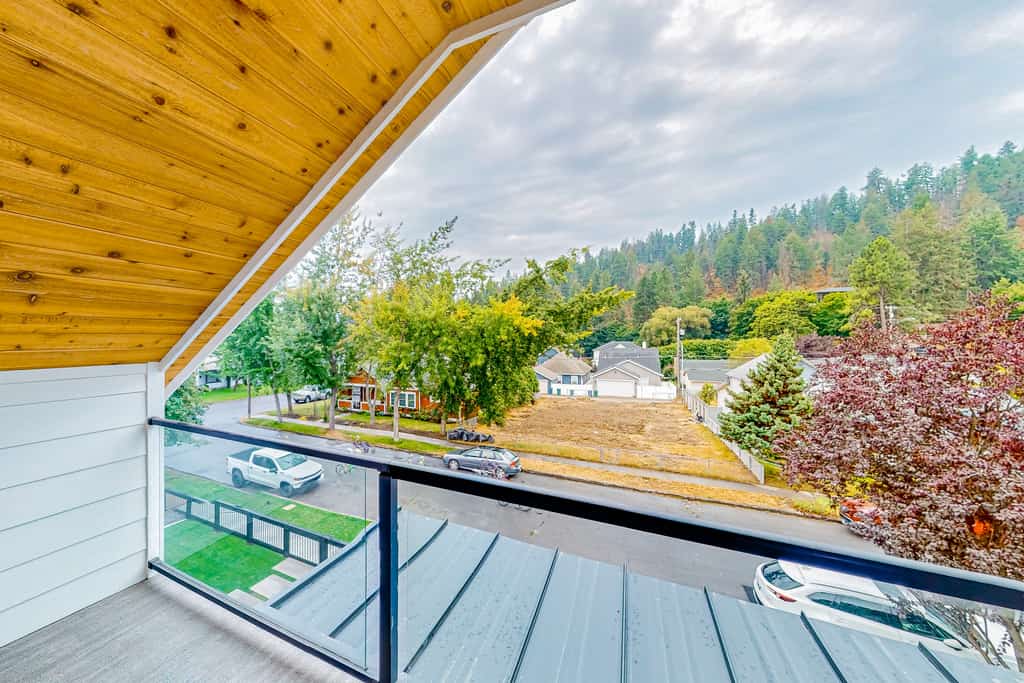 Welcome to your luxurious Coeur d'Alene retreat! This spacious house offers a perfect blend of comfort and style, ideal for families. Located near downtown, you'll have easy access to shops, restaurants, and beautiful beaches. There's plenty of room for everyone to unwind and make lasting memories.