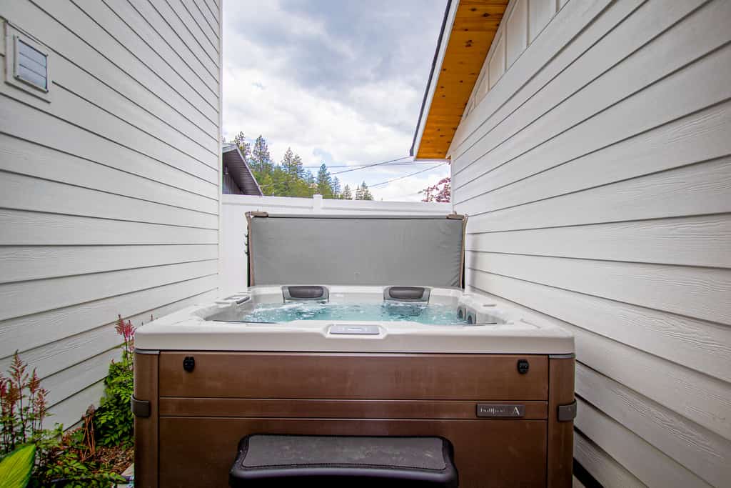 Welcome to your luxurious Coeur d'Alene retreat! This spacious house offers a perfect blend of comfort and style, ideal for families. Located near downtown, you'll have easy access to shops, restaurants, and beautiful beaches. There's plenty of room for everyone to unwind and make lasting memories.