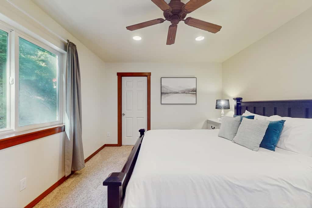 Cozy Lakeview Haven | Spacious Deck & BBQ