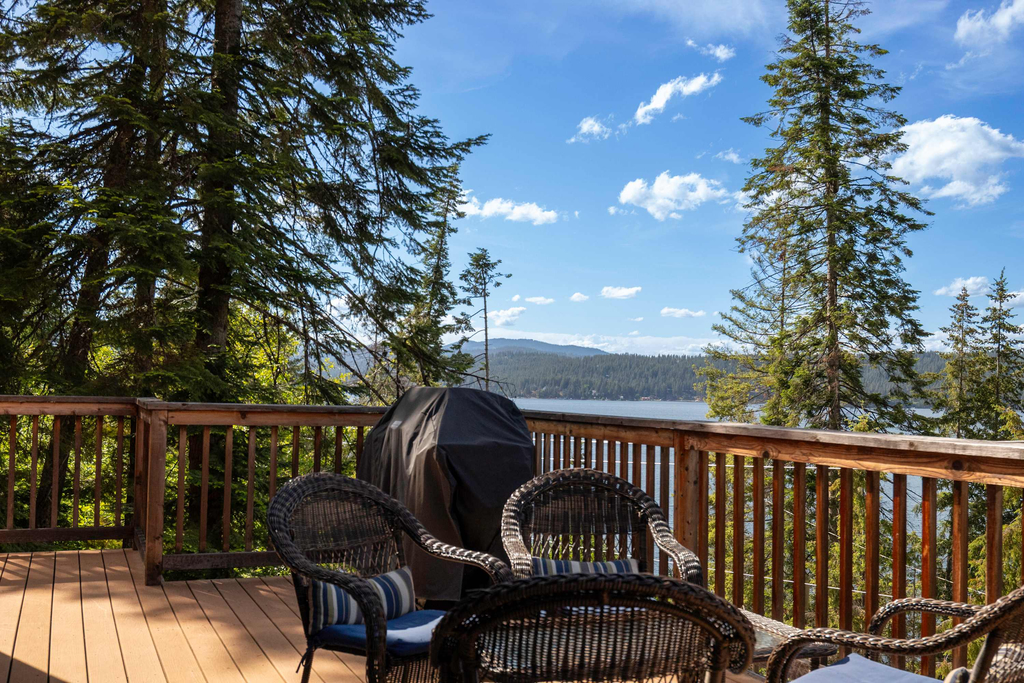 Cozy Lakeview Haven | Spacious Deck & BBQ