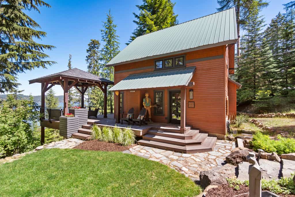 Tucked into the forested hills above Lake Coeur d'Alene, this cozy Harrison cabin sleeps 3 across two bedrooms. Unwind on the deck with sweeping lake and mountain views, gather around the stone fire pit, or warm up by the indoor fireplace. Enjoy a fully equipped kitchen, smart TV, and keyless self-check-in. In winter, spot bald eagles along the lake. Come relax, recharge, and reconnect with nature!