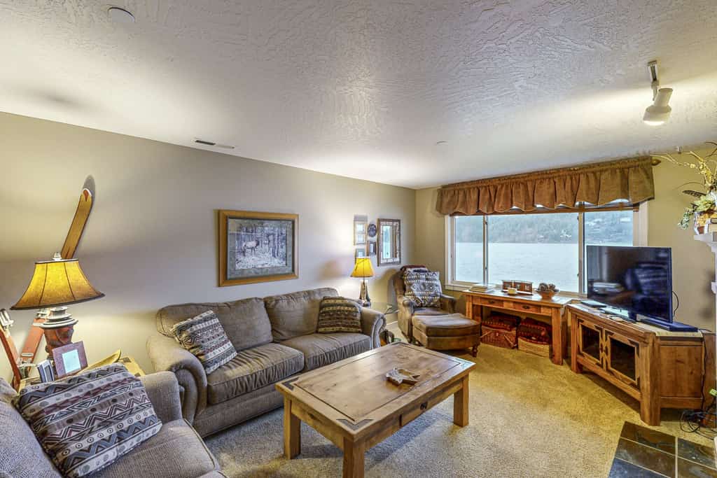 Relax and unwind in this cozy lakeside condo at Arrow Point on Lake Coeur d’Alene. Enjoy direct lake access, a private balcony with BBQ grill, and a comfortable open-concept living space with a gas fireplace and fully equipped kitchen. Guests also have access to a community indoor pool, beach, and covered parking. Perfect for a peaceful retreat surrounded by nature and lake life.