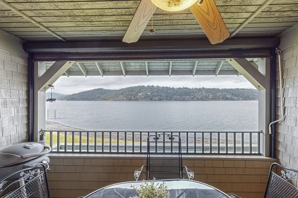 Relax and unwind in this cozy lakeside condo at Arrow Point on Lake Coeur d’Alene. Enjoy direct lake access, a private balcony with BBQ grill, and a comfortable open-concept living space with a gas fireplace and fully equipped kitchen. Guests also have access to a community indoor pool, beach, and covered parking. Perfect for a peaceful retreat surrounded by nature and lake life.